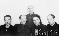 Lata 50., Kazachska SRR, ZSRR 
Więźniowie łagru. Od lewej: NN (Estończyk), Kazimierz Zienkiewicz, Andrzej (Żyd), NN (Ukrainiec), nad nimi NN (Azer).
Fot. NN, zbiory Ośrodka KARTA, udostępnił Kazimierz Zienkiewicz