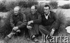Lata 50., Kazachstan, ZSRR.
Byli więźniowie łagrów, w środku siedzi Kazimierz Zienkiewicz, z prawej Józef Rymkiewicz.
Fot. NN, zbiory Ośrodka KARTA, udostępnił Kazimierz Zienkiewicz
