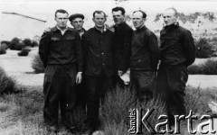Lata 50., Spask, Celinogradzka obł., Kazachstan, ZSRR.
Więźniowie łagrów, stoją od lewej: Józef Rymkiewicz, NN (Rosjanin), Gułyk (Leon?), Bronisław Szeremeta, Kazimierz Zienkiewicz, Władysław Pietkiewicz.
Fot. NN, zbiory Ośrodka KARTA, udostępnił Kazimierz Zienkiewicz