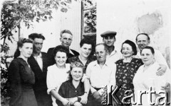 Lata 50., brak miejsca, ZSRR.
Jadwiga Puchalska (1. z lewej), Mieczysław (nazwisko nieznane), Kazimierz Puchalski, Leopold Knispel, Wacław Kozłowski i Kazimierz Zienkiewicz (stoją w drugim rzędzie) wraz z personelem szpitala.
Fot. NN, zbiory Ośrodka KARTA, udostępnił Kazimierz Zienkiewicz