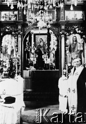Brak daty, brak miejsca.
Ksiądz stojący przy ołtarzu.
Fot. NN, zbiory Ośrodka KARTA, udostępniła Wasylyna Salamon