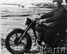 Brak daty, Workuta, Komi ASRR, ZSRR.
Łagiernik na motorze.
Fot. NN, zbiory Ośrodka KARTA, udostępnił Jerzy Andruszkiewicz