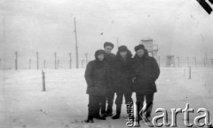 Lata 50-te, Workuta, Komi ASRR, ZSRR.
Zesłańcy na tle obozu, drugi z prawej stoi Jerzy Andruszkiewicz.
Fot. NN, zbiory Ośrodka KARTA, udostępnił Jerzy Andruszkiewicz.
