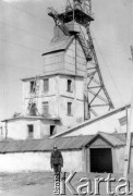Lata 50-te, Workuta, Komi ASRR, ZSRR.
Jerzy Andruszkiewicz przed szybem kopalni 16 (Szu-2).
Fot. NN, zbiory Ośrodka KARTA, udostępnił Jerzy Andruszkiewicz.
