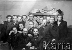Maj 1956, Workuta, Komi ASSR, ZSRR.
Grupa zesłańców, stoją od lewej: NN, Kaczorowski, Jerzy Andruszkiewicz, Słoński, Bolesław Awik, Antoni Pietraszko, w drugim rzędzie z prawej stoi Władysław Citowicki.
Fot. NN, zbiory Ośrodka Karta, udostępnił Jerzy Andruszkiewicz.

