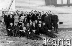 Lata 50-te, Workuta, Komi ASSR, ZSRR.
Grupa zesłańców, z lewej stoją trzy Polki, pod nimi Jerzy Andruszkiewicz, z przodu piąty z prawej siedzi Bronisław Radziuk (z bujną czupryną).
Fot. NN, zbiory Ośrodka Karta, udostępnił Jerzy Andruszkiewicz.
