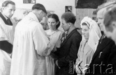 1955-56, Workuta, Komi ASSR, ZSRR.
Ślub zesłańców, pierwszy od lewej stoi Jerzy Andruszkiewicz (ministrant), łotewski ksiądz NN, NN, NN, NN, Edward Chrzanowicz.
Fot. NN, zbiory Ośrodka Karta, udostępnił Jerzy Andruszkiewicz.
