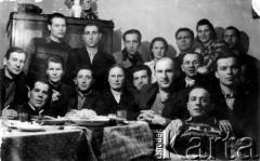 Lata 50-te, Workuta, Komi ASSR, ZSRR.
Grupa zesłańców, siedzą od lewej: NN, Słoński, żona Cimanowskiego; stoją od lewej: Antoni Pietraszko, NN, Jerzy Andruszkiewicz.
Fot. NN, zbiory Ośrodka Karta, udostępnił Jerzy Andruszkiewicz

