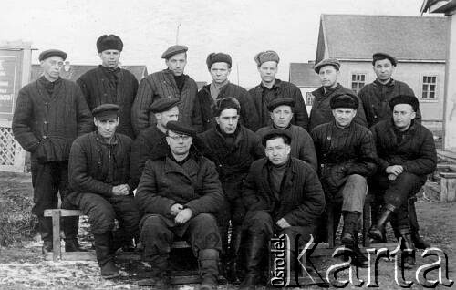 12.06.1955, Workuta, Komi ASSR, ZSRR.
Na tle obozowych baraków stoją od lewej: Rosjanin NN, Bolesław Awik, Jerzy Andruszkiewicz, Włodzimierz Żygało, Antoni Pietraszko, w środkowym rzędzie trzeci od lewej siedzi Cimanowski, pozostali to także Polacy.
Fot. NN, zbiory Ośrodka Karta, udostępnił Jerzy Andruszkiewicz.
