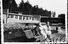 Brak daty, Ostróg n/Horyniem, pow. Zdołbunów, woj. wołyńskie.
Kobiety i dziecko na ławce. 
Fot. NN, zbiory Ośrodka KARTA, udostępnił Tadeusz Ignatowicz
