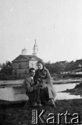 Brak daty, Ostróg n/Horyniem, pow. Zdołbunów, woj. wołyńskie
Kobieta i mężczyzna siedzący nad stawem. W oddali kościół.
Fot. NN, zbiory Ośrodka KARTA, udostępnił Tadeusz Ignatowicz