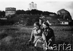 Brak daty, Ostróg n/Horyniem, pow. Zdołbunów, woj. wołyńskie
Dwie kobiety siedzące na łące. w tle m.in. cerkiew.
Fot. NN, zbiory Ośrodka KARTA, udostępnił Tadeusz Ignatowicz