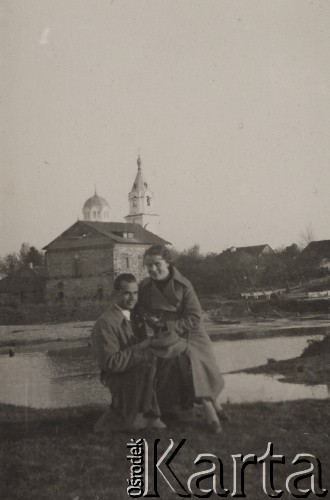 Przed 1939, Ostróg nad Horyniem, pow. Zdołbunów, Wołyń, Polska
Kobieta i mężczyzna na tle zabudowań miasteczka.
Fot. NN, zbiory Ośrodka KARTA, kolekcę Tadeusza Ignatowicza udostępniła Maria Różańska.

