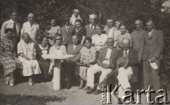 1937, Truskawiec, pow. Drohobycz, woj. Lwów, Polska
Grupa kuracjuszy w parku zdrojowym.
Fot. Paszkiewicz, zbiory Ośrodka KARTA, kolekcę Tadeusza Ignatowicza udostępniła Maria Różańska.

