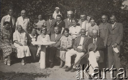 1937, Truskawiec, pow. Drohobycz, woj. Lwów, Polska
Grupa kuracjuszy w parku zdrojowym.
Fot. Paszkiewicz, zbiory Ośrodka KARTA, kolekcę Tadeusza Ignatowicza udostępniła Maria Różańska.

