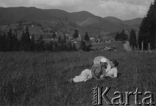 przed 1939, Worochta, pow. Nadwórna, woj. Stanisławów, Polska
Para na łące, w tle góry.
Fot. NN, zbiory Ośrodka KARTA, kolekcę Tadeusza Ignatowicza udostępniła Maria Różańska.

