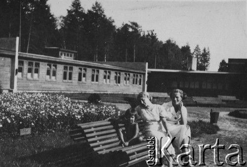 przed 1939, Dolina Janowa, Polska
Dwie kobiety i dziecko na ławce.
Fot. NN, zbiory Ośrodka KARTA, kolekcę Tadeusza Ignatowicza udostępniła Maria Różańska.

