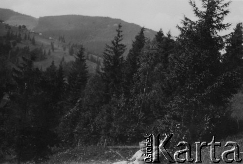 przed 1939, Worochta, pow. Nadwórna, woj. Stanisławów, Polska
Para na łące, w tle góry.
Fot. NN, zbiory Ośrodka KARTA, kolekcę Tadeusza Ignatowicza udostępniła Maria Różańska.

