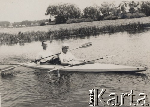 przed 1939, brak miejsca, Polska
Na spływie kajakowym.
Fot. NN, zbiory Ośrodka KARTA, kolekcę Tadeusza Ignatowicza udostępniła Maria Różańska.

