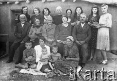 1940, Januszewka, Kazachska SRR, ZSRR.
Grupa Polaków, deportowanych w kwietniu 1940 ze Złoczowa do ZSRR. Dolny rząd od lewej: Jerzy Fedak, NN, NN, NN, Julia Fedak; środkowy rząd od lewej: Daniel Hosowski (sędzia ze Złoczowa), NN, Anna Hosowska, NN, NN; górny rząd od lewej: Zofia Mosowska, NN, NN, NN, NN, NN, NN, Świętosława Fedak.
Fot. NN, zbiory Ośrodka KARTA, udostępnił Jerzy Fedak