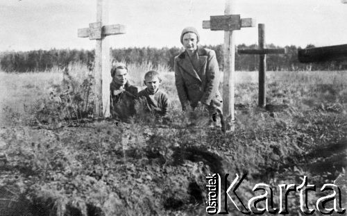 1942, Januszewka, Kazachska SRR, ZSRR.
Polacy deportowani do ZSRR. Dwie kobiety i chłopiec między grobami. Groby Anny Hosowskiej (babcia Jerzego Fedaka) i Daniela Hosowskiego (dziadek Jerzego Fedaka, sędzia ze Złoczowa); od prawej: Zofia Hosowska, Jerzy Fedak, Julia Fedak.
Fot. NN, zbiory Ośrodka KARTA, udostępnił Jerzy Fedak
