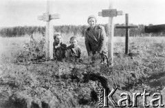 1942, Januszewka, Kazachska SRR, ZSRR.
Polacy deportowani do ZSRR. Groby Anny Hosowskiej (babcia Jerzego Fedaka) i Daniela Hosowskiego (dziadek Jerzego Fedaka, sędzia ze Złoczowa); od prawej: Zofia Hosowska, Jerzy Fedak, Julia Fedak.
Fot. NN, zbiory Ośrodka KARTA, udostępnił Jerzy Fedak.