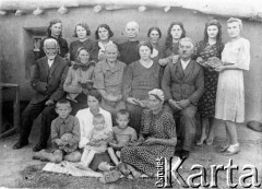 1940, Januszewka, Kazachska SRR, ZSRR.
Grupa Polaków, deportowanych w kwietniu 1940 ze Złoczowa do ZSRR. Dolny rząd od lewej: pierwszy Jerzy Fedak, ostatnia Julia Fedak; środkowy rząd od lewej: pierwszy Daniel Hosowski (sędzia ze Złoczowa), trzecia Anna Hosowska; górny rząd od lewej: pierwsza Zofia Mosowska, ostatnia Świętosława Fedak. Zdjęcie wykonane latem.
Fot. NN, zbiory Ośrodka KARTA, udostępnił Jerzy Fedak.
