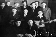 Lata 50-te, Norylsk, Krasnojarski Kraj, ZSRR.
Polacy, więźniowie łagrów. Górny rząd, od lewej: Jerzy Picheta, Eugeniusz Makaro, reszta nierozpoznana. Pierwszy w środkowym rzędzie od lewej: Bogusław Burba, reszta nierozpoznana. Zdjęcie wykonane około 1954 roku.
Fot. NN, zbiory Ośrodka KARTA, udostępnił Jerzy Picheta