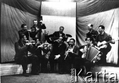 Październik 1954, Norylsk, Krasnojarski Kraj, ZSRR.
Orkiestra więźniów łagru. W środku z uniesioną ręką: Władysław Malec-Malczewski (późniejszy śpiewak operowy).
Fot. NN, zbiory Ośrodka KARTA, udostępnił Jerzy Picheta