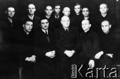Ok. 1954, Norylsk, Krasnojarski Kraj, ZSRR.
Pracownicy san-czasti w obozie karnym. Od lewej u góry: NN (Ukrainiec), NN (Ukrainiec, gospodarz szpitala obozowego), NN (Ukrainiec, sanitariusz), NN, Oro (Estończyk, aptekarz), Jerzy Picheta, Kabłak (Ukrainiec, felczer), NN (Ukrainiec, felczer); od lewej u dołu: NN (Rosjanin, przyuczony felczer), Jurij Stiepanowicz (nazwisko nieznane, Gruzin, lekarz-internista), Karl Karłowicz Denzel (Niemiec z Nadwołża, chirurg, rentgenolog), Palczonek, NN.
Fot. NN, zbiory Ośrodka KARTA, udostępnił Jerzy Picheta