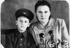 Lata 50-te, Czurbaj-Nura, Karagandyjska obł., Kazachska SRR, ZSRR.
Suchanowa (imię nieznane) wraz z synem, Rosjanka, lekarka. Zdjęcie wykonane w latach 50-tych.
Fot. NN, zbiory Ośrodka KARTA, udostępniła Irena Bujalska