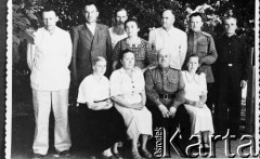 Lata 50-te, Dolinka, Kazachska SRR, ZSRR.
Grupa pracowników badawczej stacji rolniczej. Z tyłu z brodą: kierownik stacji Korniłow (więzień). Zdjęcie z 1953 lub 1954 roku.
Fot. NN, zbiory Ośrodka KARTA, udostępniła Irena Bujalska