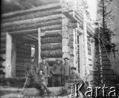 Koniec 1955, Kuziejewo, Krasnojarski Kraj, ZSRR. 
Tadeusz Bukowy (drugi z prawej w uszance) z kolegami z brygady na swojej ostatniej budowie podczas zesłania. 
Fot. NN, zbiory Ośrodka KARTA, udostępnił Tadeusz Bukowy