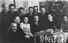 25.12.1954, Workuta, Komi ASRR, ZSRR.
Polacy zwolnieni z łagrów świętują Boże Narodzenie w domu u Natalii i Edmunda Weberów; stoją od lewej: Cybulski, NN, Makowski, Dziemieszkiewicz, NN, Tatarzycki; siedzą od lewej: NN, Greczanik (z profilu), Natalia Weber, ks. Michał Drabik, NN, NN.
Fot. NN, zbiory Ośrodka KARTA, udostępnił Michał Tatarzycki