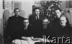 24.12.1954, Workuta, Komi ASRR, ZSRR.
Polacy zwolnieni z łagrów świętują Wigilię w domu Natalii i Edmunda Weberów; pierwszy z lewej siedzi ks. Michał Drabik, pierwszy z prawej stoi Michał Tatarzycki.
Fot. NN, zbiory Ośrodka KARTA, udostępnił Michał Tatarzycki