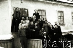 1955, Workuta, Komi ASRR, ZSRR.
Polacy zwolnieni z łagrów Workuty; zdjęcie wykonano po mszy św. na schodach przed domem, w którym mieszkali pp. Weberowie. Na fotografii m.in. Natalia i Olgierd Zarzyccy, Wanda Cejko, Stanisław Kiałka, Barbara Dudycz, Hanna Szyszko-Norska, Maria Kwiatkowska, Bronisława Kutiuk, Edward Muszyński, Wiktor Korzystko, Edward Wojtkiewicz (z bandażem na głowie).
Fot. NN, zbiory Ośrodka KARTA, udostępnił Michał Tatarzycki.