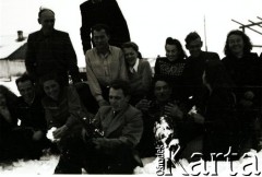 1955, Workuta, Komi ASRR, ZSRR.
Polacy zwolnieni z łagrów; z tyłu od lewej: Franciszek Sitnik (bądź Mieczysław Zabierowski), Stanisław Kuźma, Bronisława Kutiuk, Natalia i Olgierd Zarzyccy, Hanna Szyszko-Norska; w pierwszym rzędzie: Michał Tatarzycki, Maria Kwiatkowska, Edward Muszyński, Władysław Bajdak i Wanda Cejko.
Fot. NN, zbiory Ośrodka KARTA, udostępnił Michał Tatarzycki.
