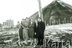 1955, Workuta, Komi ASRR, ZSRR.
Polacy zwolnieni z łagrów; stoją od lewej: Klara Kunachowicz, Wanda Cejko, Hanna Szyszko-Norska, Barbara Dudycz, Michał Tatarzycki.
Fot. NN, zbiory Ośrodka KARTA, udostępnił Michał Tatarzycki.