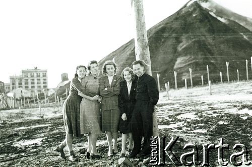 1955, Workuta, Komi ASRR, ZSRR.
Polacy zwolnieni z łagrów; stoją od lewej: Klara Kunachowicz, Wanda Cejko, Hanna Szyszko-Norska, Barbara Dudycz, Michał Tatarzycki.
Fot. NN, zbiory Ośrodka KARTA, udostępnił Michał Tatarzycki.
