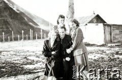 1955, Workuta, Komi ASRR, ZSRR.
Polacy zwolnieni z łagrów; od lewej: Barbara Dudycz, Michał Tatarzycki, Hanna Szyszko-Norska, z tyłu Klara Kunachowicz.
Fot. NN, zbiory Ośrodka KARTA, udostępnił Michał Tatarzycki.