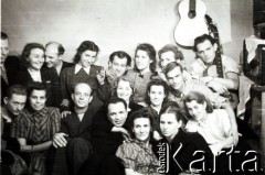1955, Workuta, Komi ASRR, ZSRR.
Polacy na zesłaniu po zwolnieniu z łagrów; na górze od lewej: Stanisław Kiałka, Hanna Szyszko-Norska, Edward Wojtkiewicz, Klara Kunachowicz, Stanisław Kuźma, Wanda Kiałka, NN, Edward Muszyński; rząd środkowy: Witold Augusiewicz, Wanda Kozłowska, Władysław Kulczycki, Barbara Dudycz, Natalia i Olgierd Zarzyccy; na dole od lewej: Michał Tatarzycki, Jadwiga Kulczycka, Jadwiga Augusiewicz i Bronisława Kutiuk.
Fot. NN, zbiory Ośrodka KARTA, udostępnił Michał Tatarzycki.