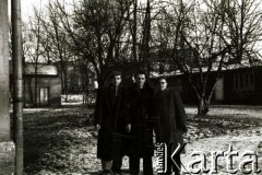 Grudzień 1955, Nowy Sącz, Polska.
Punkt repatriacyjny, stoją od lewej: Wiktor Jagoda, Edward Muszyński i Jan Stankiewicz.
Fot. NN, zbiory Ośrodka KARTA, udostępnił Michał Tatarzycki.
