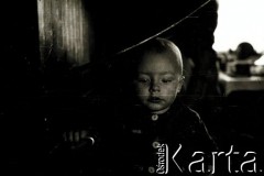 Grudzień 1955, brak miejsca.
Repatriacja Polaków z ZSRR, dziecko w wagonie kolejowym.
Fot. NN, zbiory Ośrodka KARTA, udostępnił Michał Tatarzycki.
