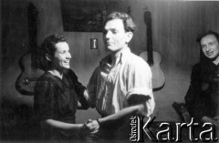 1955, Workuta, Komi ASRR, ZSRR.
Spotkanie byłych łagierników na zesłaniu - Natalia Zarzycka tańczy z Edwardem Muszyńskim.
Fot. Michał Tatarzycki, zbiory Ośrodka KARTA, udostępnił Michał Tatarzycki