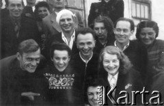 1955, Workuta, Komi ASRR, ZSRR.
Polscy zesłańcy przed domem pp. Weberów; stoją od góry: Wiktor Korzystko, kobieta NN, Edward Wojtkiewicz (z bandażem na głowie), kobieta NN, mężczyzna NN, Maria Kwiatkowska, Olgierd i Natalia Zarzyccy, Michał Tatarzycki, Barbara Dudycz i Wanda Kiałka.
Fot. Michał Tatarzycki, zbiory Ośrodka KARTA, udostępnił Michał Tatarzycki