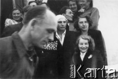 1955, Workuta, Komi ASRR, ZSRR.
Przed domem pp. Weberów na Rudniku stoją od góry: Hanna Grzywacz, Maria Kwiatkowska, Edward Muszyński, Edward Wojtkiewicz (z obandażowaną głową), Barbara Dudycz.
Fot. Michał Tatarzycki, zbiory Ośrodka KARTA, udostępnił Michał Tatarzycki