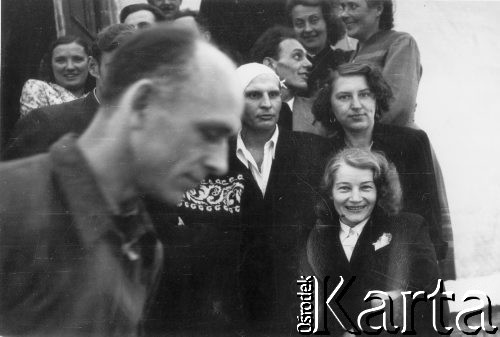 1955, Workuta, Komi ASRR, ZSRR.
Przed domem pp. Weberów na Rudniku stoją od góry: Hanna Grzywacz, Maria Kwiatkowska, Edward Muszyński, Edward Wojtkiewicz (z obandażowaną głową), Barbara Dudycz.
Fot. Michał Tatarzycki, zbiory Ośrodka KARTA, udostępnił Michał Tatarzycki
