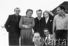 1955, Workuta, Komi ASRR, ZSRR.
Grupa polskich zesłańców, stoją od lewej: Wiktor Korzystko, Maria Kwiatkowska, Michał Tatarzycki, Barbara Dudycz, Stanisław Kuźma, na dole Bronisława Kutiuk i mężczyzna NN.
Fot. Michał Tatarzycki, zbiory Ośrodka KARTA, udostępnił Michał Tatarzycki