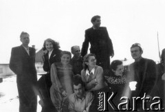 1955, Workuta, Komi ASRR, ZSRR.
Grupa polskich zesłańców, od lewej: Stanisław Kiałka, Barbara Dudycz, Maria Kwiatkowska, Franciszek Sitnik, Stanisław Kuźma, Bronisława Kutiuk, mężczyzna NN, Natalia i Olgierd Zarzyccy.
Fot. Michał Tatarzycki, zbiory Ośrodka KARTA, udostępnił Michał Tatarzycki