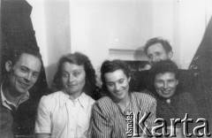 1955, Workuta, Komi ASRR, ZSRR.
Polacy zwolnieni z łagrów Workuty, w środku siedzą: Hanna Grzywacz i Natalia Zarzycka.
Fot. Michał Tatarzycki, zbiory Ośrodka KARTA, udostępnił Michał Tatarzycki